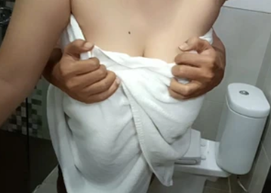 Numpang Ke Toilet Kamar Sebelah, Malah Begituan