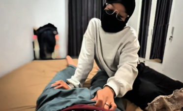 Adik tiriku yang kaget ngeliat kontol besarku