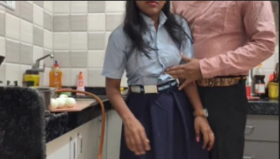 Gadis ini pertama kali ngentot sama gurunya di rumah