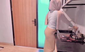 Ibu Temanku Bikin Sange Saat Cuci Piring Didapur