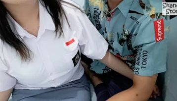 Guru Biologi Mempraktekkan Muridnya